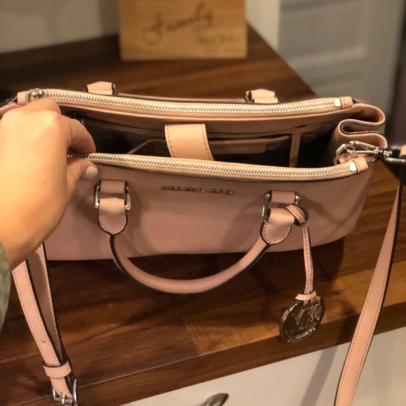 Michael kors purse - Picture 3 of 8